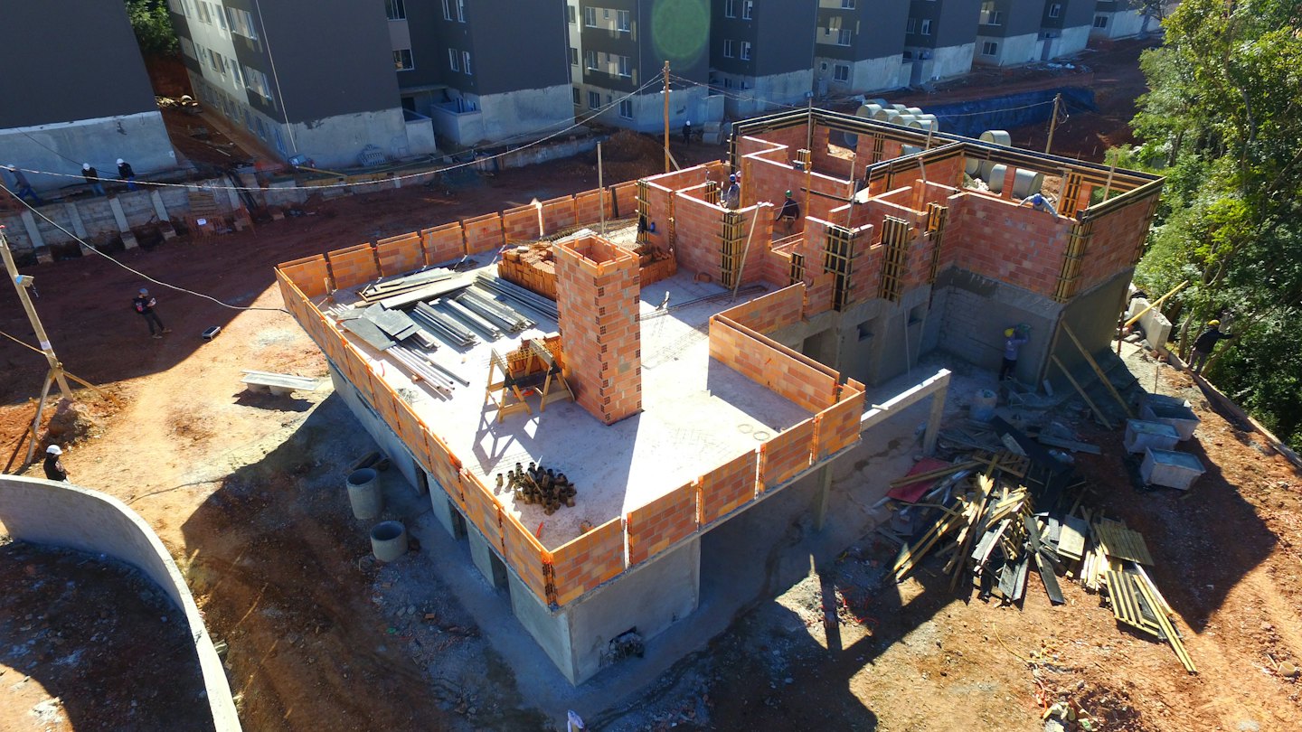 Operai edili che costruiscono una struttura su un cantiere.